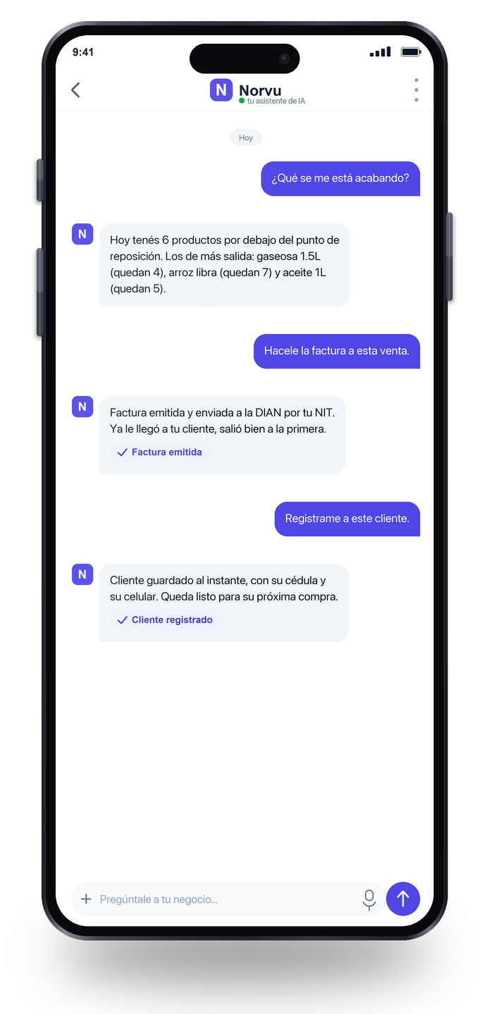El chat de Norvu en un celular: le preguntas qué se te está acabando y te responde con tu inventario de hoy, le pides que registre una venta y queda el tiquete POS, y registra a tu cliente al instante.